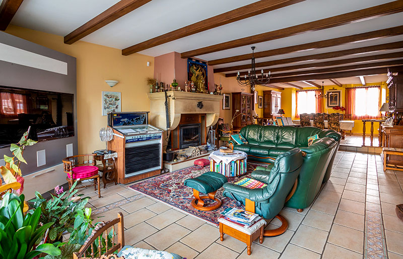 Vue salon et salle à manger L'Ornelle